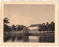 In Steinhöring befand sich das erste vom Verein Lebensborn e. V. gegründete Entbindungsheim. Das Heim Hochland entstand 1936 und diente als Vorbild für alle weiteren Lebensborn-Heime. Bedeutend war es auch aufgrund seiner Nähe zu München und somit zur Vereinszentrale seit 1938. Foto 1942. (Lebensspuren e. V.)