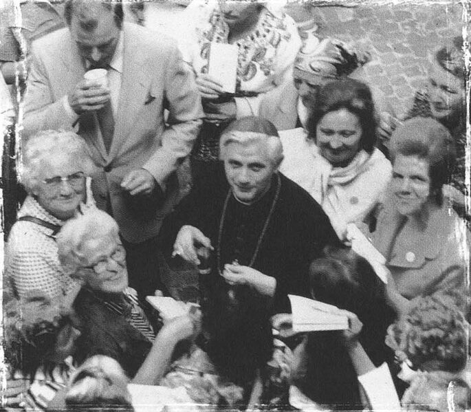 Datei:Pilgergruppe Ratzinger.jpg