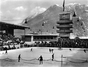 Eishockey im Olympia Eisstadion in Garmisch-Partenkirchen 1936. Fotografie von C. Rietzschel. (Bayerische Staatsbiliothek, Bildarchiv hoff-69624)