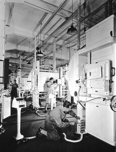 Montage von medizintechnischem Gerät bei den Siemens-Reiniger-Werken in Erlangen um 1955. Zusammen mit Siemens & Halske und den Siemens-Schuckertwerken gingen die Reiniger-Werke 1966 in der Siemens AG auf. (Siemens Historical Institute)
