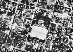 Blick auf den Königsplatz und die St.Bonifaz-Basilika in München während des Luftkriegs am 25. April 1944. Fotoarchiv Koenig. (Bayerische Staatsbibliothek, Bildarchiv hoff-64278)