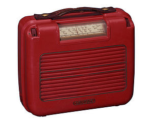 Mit dem "Grundig-Boy" bringt Grundig 1949 das erste deutsche Kofferradio auf den Markt. Er kann bereits mit Batterie oder über die Steckdose betrieben werden. (Foto: Grundig Intermedia GmbH)