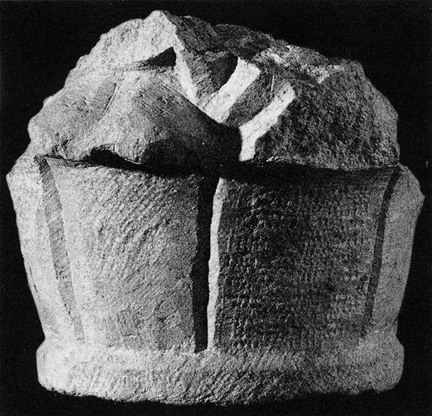 Datei:Frauenchiemsee Saeulenfragment.jpg