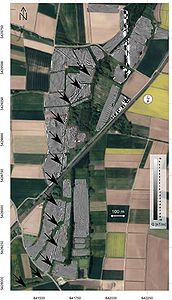 Nordteil des Karlsgrabens, SQUID-Magnetogramm mit Kanalverlauf, eingebettet in ein Luftbild. Aus: Linzen/Schneider, Der Karlsgraben im Fokus der Geophysik, Abb. 5. (Von den Autoren zur Verfügung gestellt)