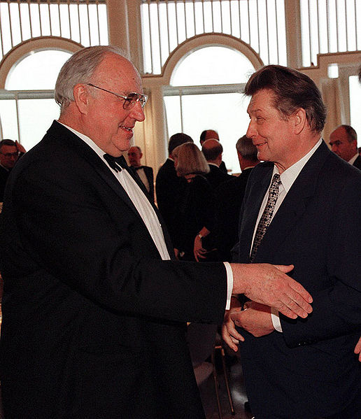 Datei:Leo Kirch u Helmut Kohl 1996.jpg