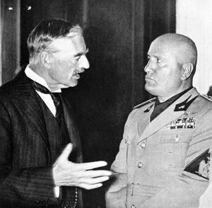 Neville Chamberlain, hier links im Bild, mit Benito Mussolini. (Bayerische Staatsbibliothek, Bildarchiv hoff-20606)