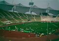 Das fertiggestelle Olympiastadion mit der Zeltdachkonstruktion während der olympischen Leichtathletikwettbewerbe 1972. Foto von Joachim Kankel (1921-1984). (Bayerische Staatsbibliothek, Bildarchiv kank-0002832)