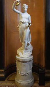 Die Statue der Hebe von Antonio Canova (1757-1822) war 1804/05 im Palazzo Albrizzi in Venedig ausgestellt und der Auslöser für das Engagement Ludwigs für die Künste. 1825 wurde sie vom preußischen König Friedrich Wilhelm III. (1770-1840, reg. 1797-1840) erworben und später in die Alte Nationalgalerie in Berlin gebracht. (Foto von Dossemann, lizenziert durch CC BY-SA 4.0 via Wikimedia Commons)