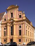 Staatliche Bibliothek Neuburg an der Donau: Die Bibliothek ist seit 1804 im 1730/31 erbauten Betsaal der "Bruderschaft zur schmerzhaften Mutter Gottes unterm Kreuz" untergebracht. (Foto: Staatliche Bibliothek Neuburg an der Donau)
