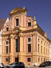 Staatliche Bibliothek Neuburg an der Donau: Die Bibliothek ist seit 1804 im 1730/31 erbauten Betsaal der "Bruderschaft zur schmerzhaften Mutter Gottes unterm Kreuz" untergebracht. (Foto: Staatliche Bibliothek Neuburg an der Donau)