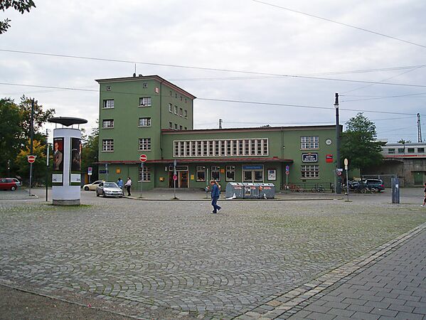 Bahnhof Augsburg-Oberhausen, 1931 bis 1932. Blick vom Helmut-Haller-Platz, 2006. (Foto von Mathiaslutz, lizenziert durch CC BY-SA 3.0 via Wikimedia Commons)