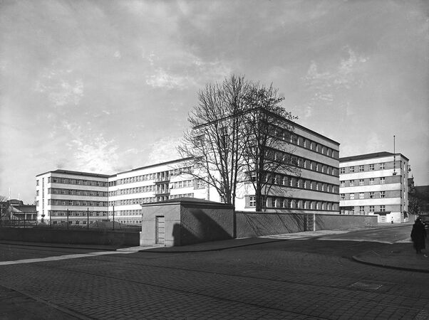 Robert Erdmannsdorffer, Frauenklinik Nürnberg von Ecke Flurstraße/Kirchenweg aus gesehen, erbaut 1928 bis 1931. Foto 1931. (Stadtarchiv Nürnberg A 38 Nr. E-43-2)