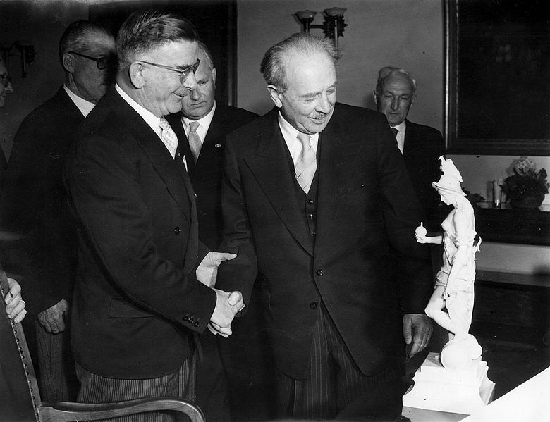 Datei:Salinenkonvention Geschenkuebergabe 1957.jpg