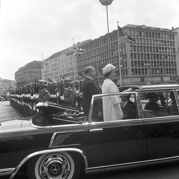 Datei:Staatsbesuch Queen Elizabeth 1965.jpg