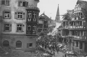 Stiftsplatz bzw. Dalbergstraße in Aschaffenburg, November 1944. (Stadt- und Stiftsarchiv Aschaffenburg, Foto: Fritz Geist, 34)