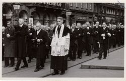 Pater Rupert Mayer SJ (1876-1945) bei einer Fronleichnamsprozession vor dem Münchner "Ratscafé" im Peterhof, ca. Mitte der 1930er Jahre. Der am 3. November 1987 seliggesprochene Pater Rupert Mayer SJ kritisierte das NS-Regime öffentlich. (SJ-Bild)