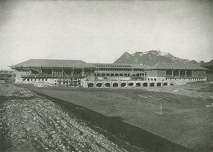 Baustelle der Ordensburg Sonthofen mit den fast fertiggestellten Gebäuden der ersten Bauphase. Abb. aus: Robert Ley, Der Weg zur Ordensburg, Berlin 1936. (Bayerische Staatsbibliothek, Bildarchiv hoff-71364)