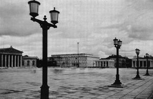 Königsplatz München, November 1935; im Hintergrund sind Ehrentempel zu erkennen, an deren Errichtung Fritz Gablonsky beteiligt war. (Bayerische Staatsbibliothek, Bildarchiv hoff-11882)