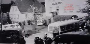 Ermershausen: Um 3:45 Uhr begann in den frühen Morgenstunden des 19. Mai 1978 die Räumung des Ermershausener Rathauses durch die Polizei, um die Eingemeindung durchzusetzen. (Gemeindearchiv Ermershausen)