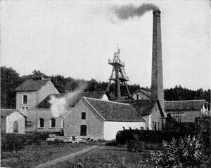 Im bis 1919 bayerischen St. Ingbert förderte man Steinkohle, die auch an die preußischen Stahlwerke bei Saarbrücken geliefert wurde. Das Foto zeigt die Anlage Sechseichen bei St. Ingbert, um 1915. Abb. aus: Saarbrücker Bergmannskalender 43 (1915), 75. (Lizenziert durch Public Domain via Saarländische Universitäts- und Landesbibliothek)