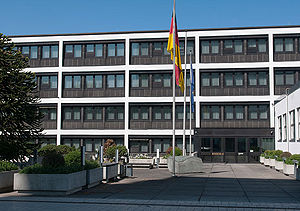 Von 1949 bis zum Umzug nach Berlin im Jahr 2000 hatte der Bundesrat seinen Sitz im Nordflügel des Bundeshauses in Bonn. Heute befindet sich darin eine Außenstelle, in der verschiedene Ausschüsse des Bundesrates tagen können. (Foto von Olaf Kosinsky lizensiert durch CC BY-SA 3.0 DE via Wikimedia Commons)
