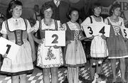 Wahl der Dirndlbäuerinnen am Gillamoosmontag 1971. (Chronik Stadtverband Abensberg 1971-1978)