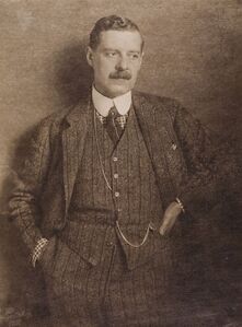 Porträt Peter Behrens, 1908, Fotografie von Rudolph Dührkoop (1848-1918). (Gemeinfrei via Museum für Kunst und Gewerbe Hamburg mkg-e00132292)
