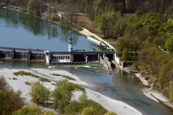 Querbauwerk am Lechanstich am Hochablass von 1911/12 (Hochablasswehr ca. 2014). (Foto: Regio Augsburg Tourismus GmbH, Fotograf: Stadtwerke Augsburg lizenziert durch CC BY-SA 3.0 DE via Wikimedia Commons)