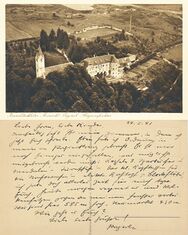Postkarte mit einer Außenansicht des Karmeliterklosters auf dem Mariahilfberg in Neumarkt i. d. Opf. vom 24.ai 1941. In dem von den Mönchen geräumten Kloster waren immer wieder zeitweise Gruppen von Schülern, etwa aus Hamburg, untergebracht. Der Absender, der Gruppenleiter bzw. Lehrer, hat auf der Postkarte sein eigenes Zimmer markiert. (Stadtarchiv Neumarkt, PK 737)