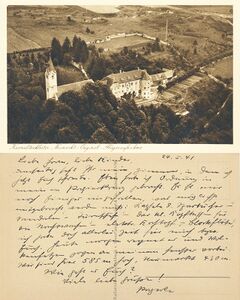 Postkarte mit einer Außenansicht des Karmeliterklosters auf dem Mariahilfberg in Neumarkt i. d. Opf. vom 24.ai 1941. In dem von den Mönchen geräumten Kloster waren immer wieder zeitweise Gruppen von Schülern, etwa aus Hamburg, untergebracht. Der Absender, der Gruppenleiter bzw. Lehrer, hat auf der Postkarte sein eigenes Zimmer markiert. (Stadtarchiv Neumarkt, PK 737)