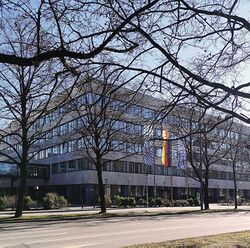 Seit 1969 hatte die Behörde ihren Dienstsitz in einem Bürogebäude am Münchner Altstadtring (heute Franz-Josef-Strauß-Ring 4). Seit 2018 ist es der Sitz des Bayerischen Staatsministerium für Wohnen, Bau und Verkehr. (Foto: Laura Niederhoff)