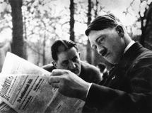 Adolf Hitler (1889-1945) und der Journalist Ernst Hanfstaengl (1887-1975) im Garten des Café Heck in München, 1930. Foto von Heinrich Hoffmann (1885-1957). (Bayerische Staatsbibliotek, Bildarchiv hoff-6957)