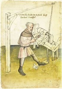 Bildnis des Drechslers Lienhard Drechßel im ältesten Bestand des Hausbuchs der Mendelschen Zwölfbrüderstiftung. Es handelt sich gleichzeitig um eine der frühesten Bildquellen, die eine Wippendrehbank zeigen. (Stadtbibliothek Nürnberg, Amb. 317.2°, f. 18v)
