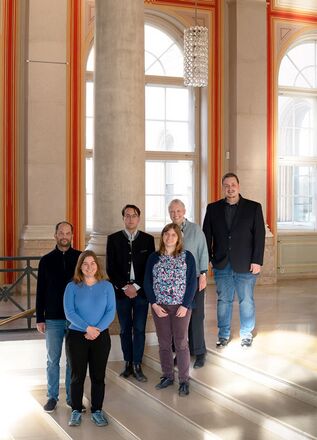 Die Redaktion des HLB, 2026. Von links nach rechts: Matthias Bader, Claudia Hundegger, Daniel Rittenauer, Anja Lochbrunner, Irmtraut Heitmeier, Stefan Schnupp. Fotografie Annabel Heitz.