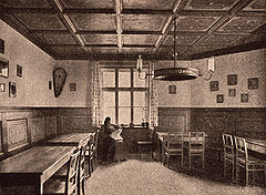 Aufenthaltsraum für Frauen im Münchner Heilig-Geist-Spital. (aus: Bayerischer Architekten- und Ingenieurverein [Hg.], München und seine Bauten, München 1912, 651)