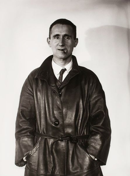 Datei:Bertolt Brecht.jpg