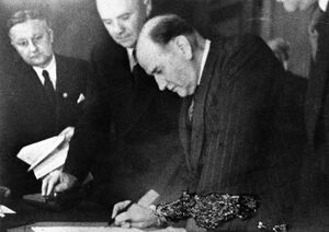 Auch Édouard Daladier unterzeichnet das Münchener Abkommen am Morgen des 30. September 1938. (Bayerische Staatsbibliothek, Bildarchiv hoff-20636)