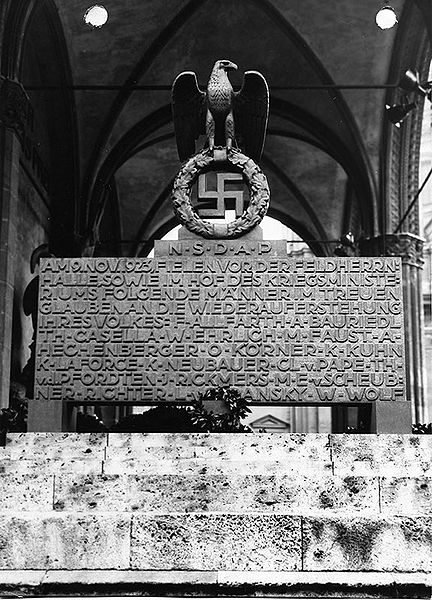 Datei:Mahnmal Feldherrenhalle 1933.jpg
