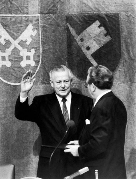 Datei:Vereidigung Streibl 1990.jpg