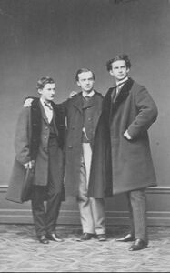 König Ludwig II. mit seinem Cousin Wilhelm von Hessen-Darmstadt und seinem Bruder Prinz Otto (v.r.n.l), Fotografie von Joseph Albert, 1867. (Bayerisches Staatsbibliothek, Bildarchiv port-020135)