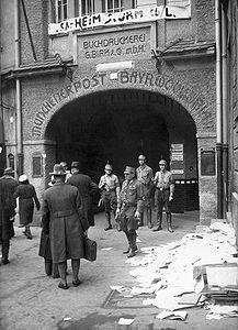 Am 9. März 1933 wurde das Verlagsgebäude der sozialdemokratischen Münchener Post durch die SA besetzt und verwüstet. (Stadtarchiv München DE-1992-FS-NS-00069)