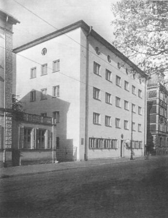 Heinrich Götzger (1900-1983) und Albert Lehr (1874-1960), Postamt Virchowstraße in Würzburg, 1930. (Museumsstiftung Post und Telekommunikation)