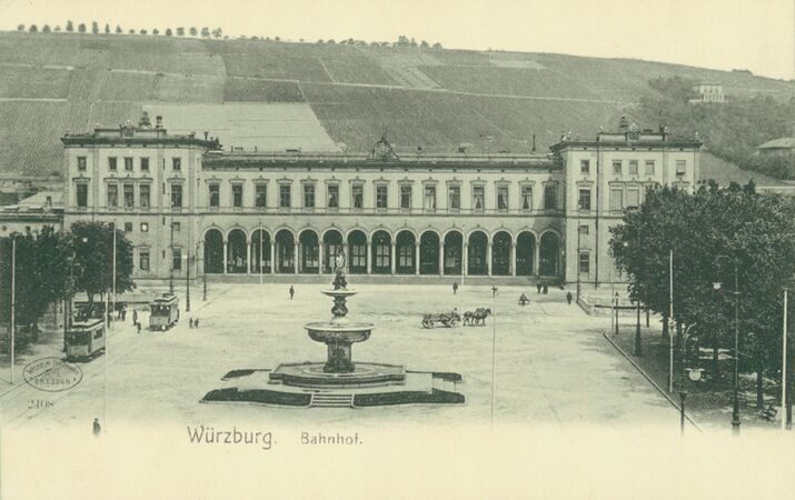 Würzburg Hauptbahnhof um 1920, Empfangsgebäude und Vorplatz. (DB Museum Nürnberg, 2022.002180)