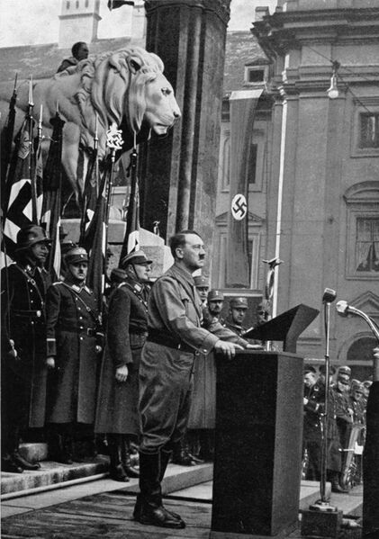 Datei:Hitler Feldherrnhalle.jpg