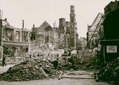 Nach der Zerstörung in Augsburg. Aufnahme aus der Karolinenstraße mit Blick auf Perlachturm und Rathaus. (Stadtarchiv Augsburg, FA_A_9246)