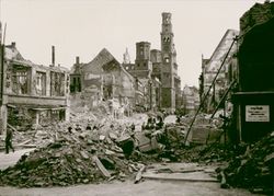 Nach der Zerstörung in Augsburg. Aufnahme aus der Karolinenstraße mit Blick auf Perlachturm und Rathaus. (Stadtarchiv Augsburg, FA_A_9246)