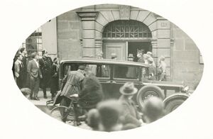 Einlieferung von Schutzhäftlingen ins Amtsgerichtsgefängnis Erlangen am 9. März 1933. (Stadtarchiv Erlangen, VI.F.b.266)