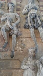 Detail aus der sogenannten Steinernen Stiftungsurkunde des Würzburger Juliusspitals mit Darstellung einer bocksbeutelähnlichen Flasche von 1576/78. (Foto: Markus Frankl)