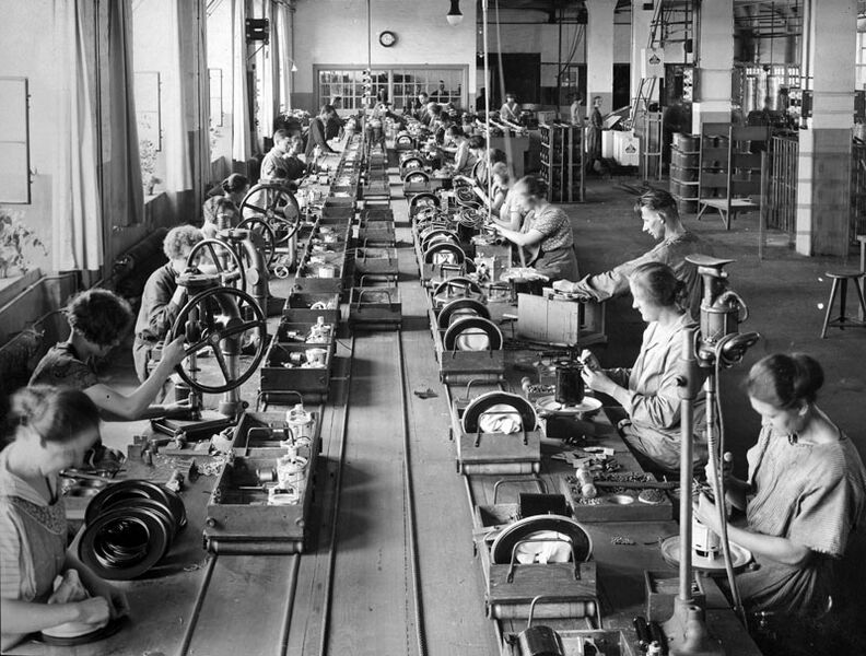 Datei:Serienfertigung Staubsauger 1930.jpg