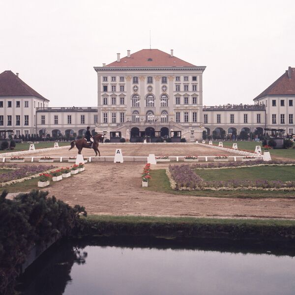 Datei:Dressurreiten Nymphenburger Schloss.jpg